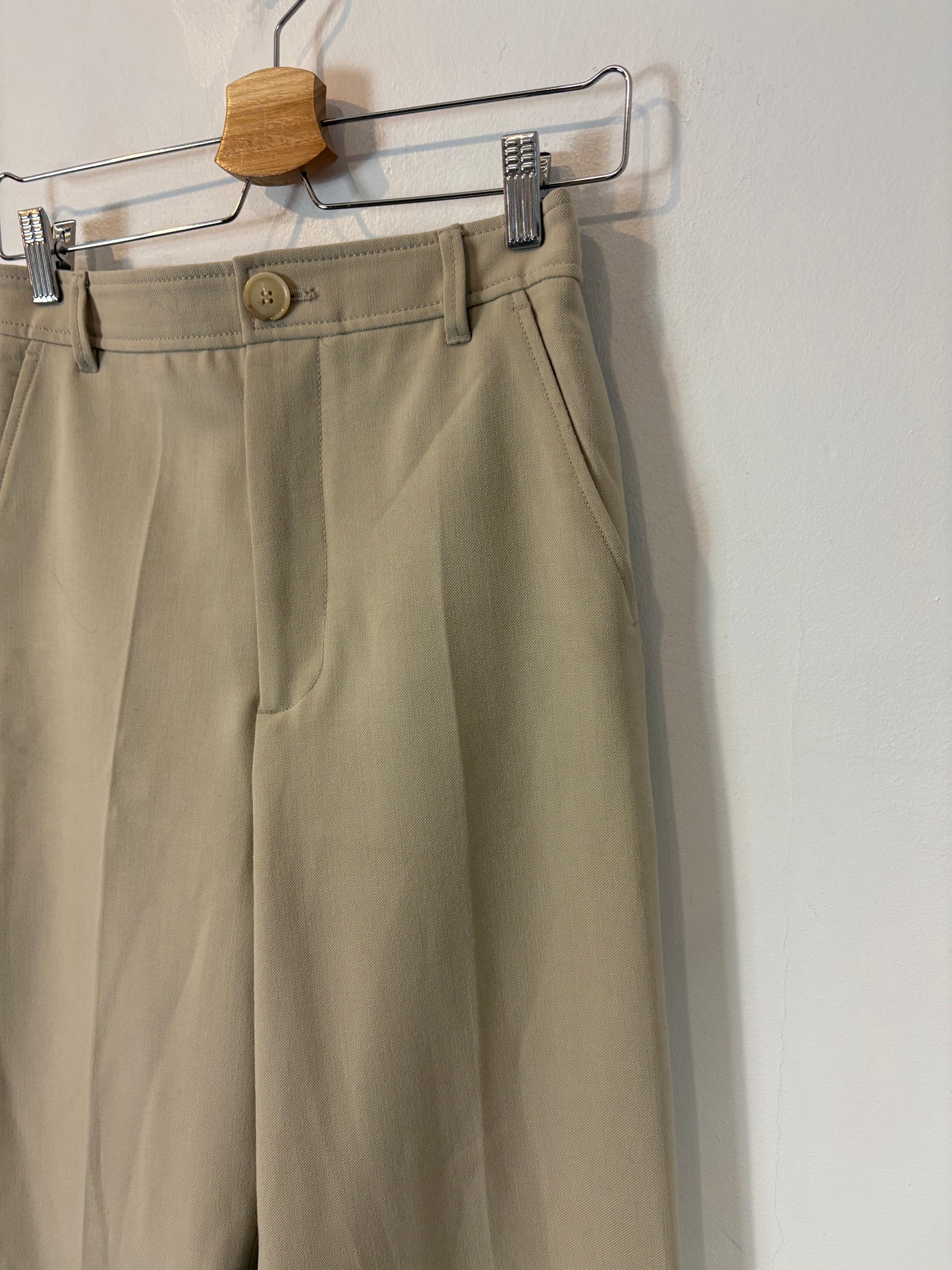 ZARA. Pantalón beige costuras
