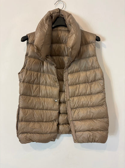 MONCLER. Chaleco ligero beige oscuro
