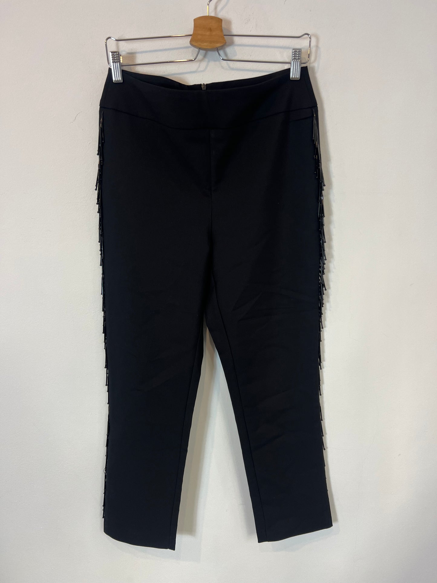 ZARA. Pantalón negro abalorios. T L