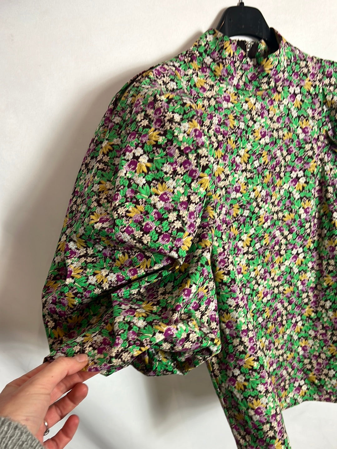 H&M. Blusa flores mangas abullonadas T.s