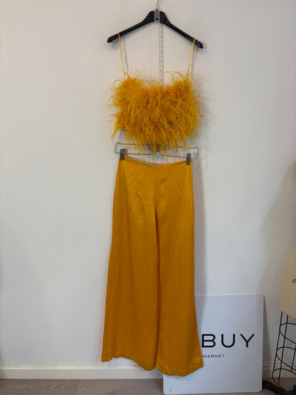 MANGO. Total look satinado plumas