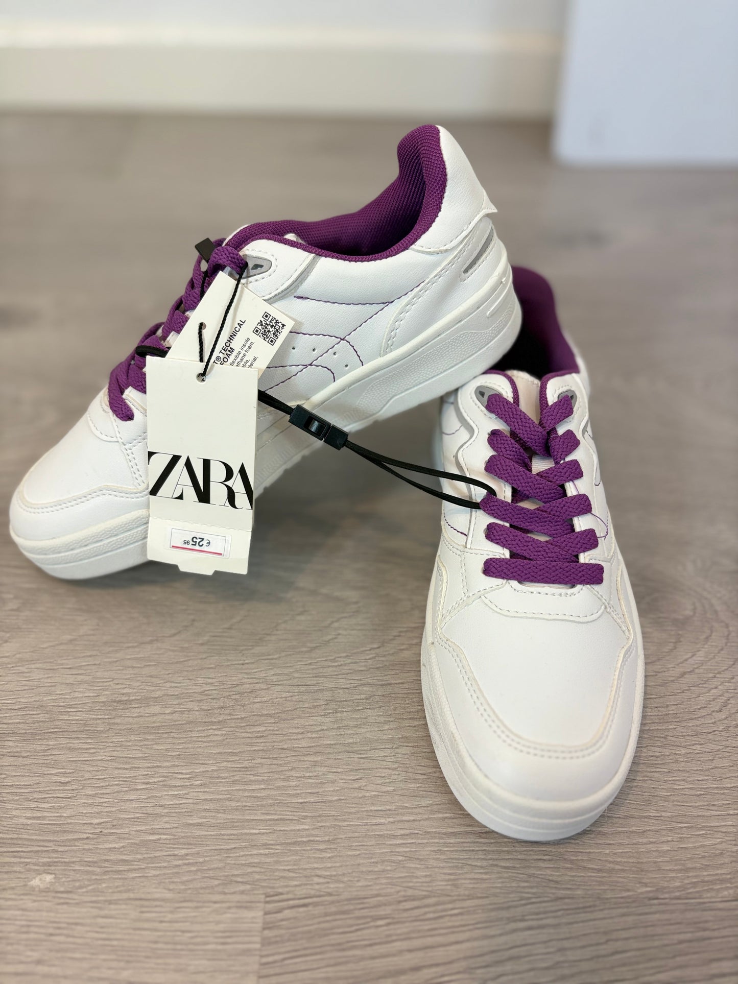 ZARA. White sneakers with purple laces. Size 37
