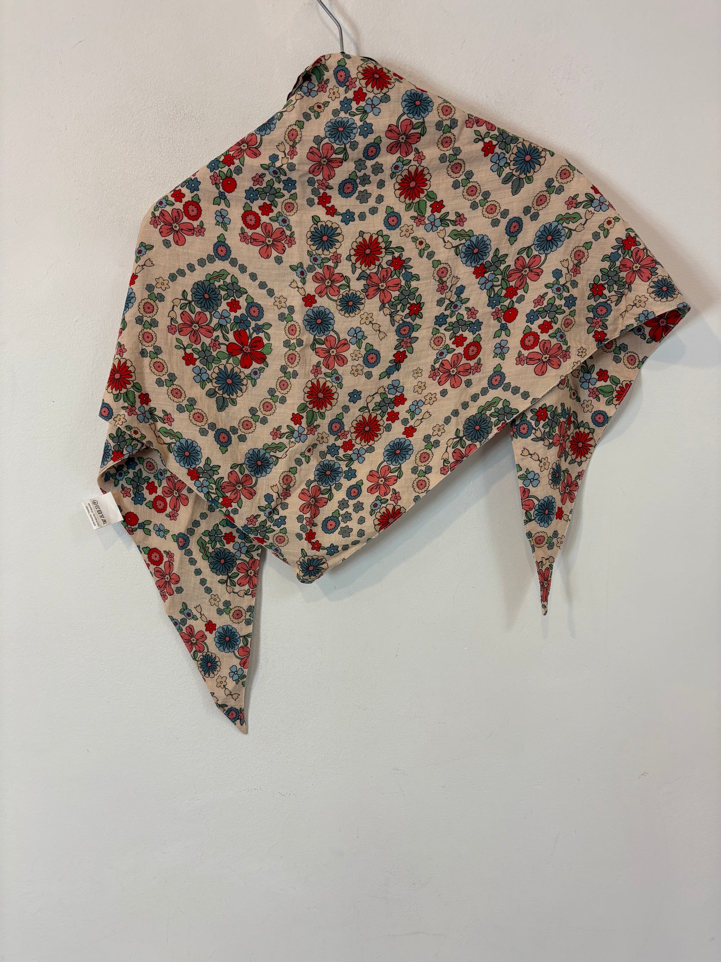 JOSEPHINE. Pañuelo estampado triangular