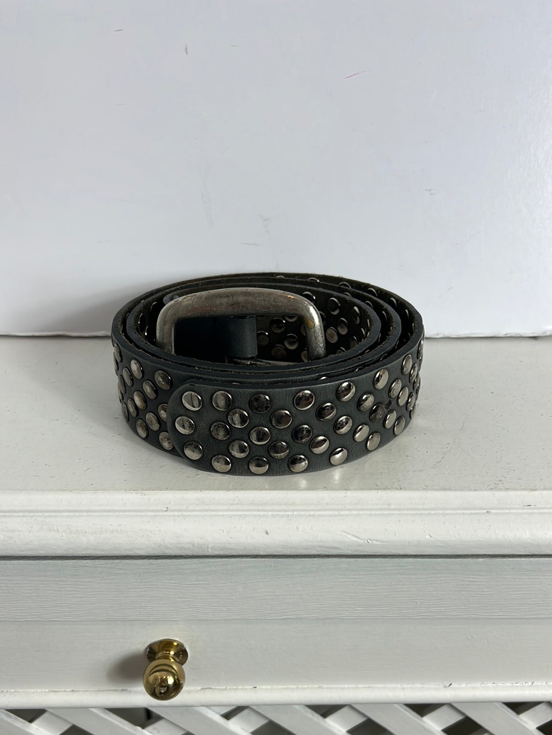 HAZEL. Gray leather belt with studs. 105cm