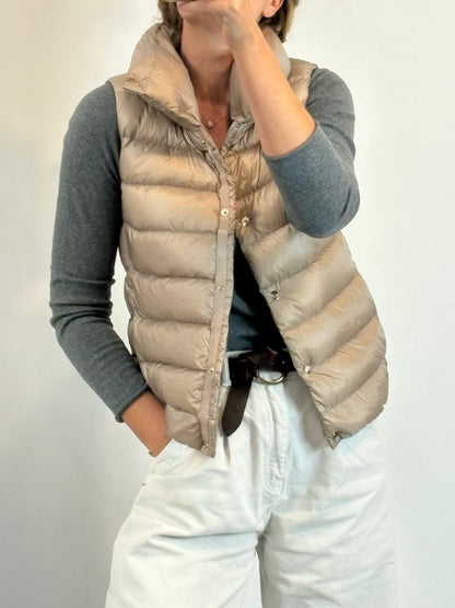 MONCLER. Chaleco ligero beige oscuro