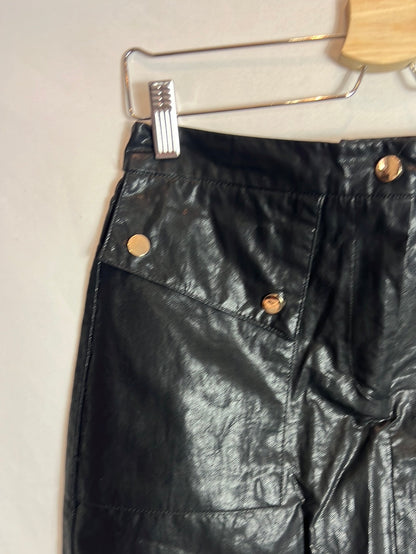 ZARA. Falda corta negra efecto piel. T s