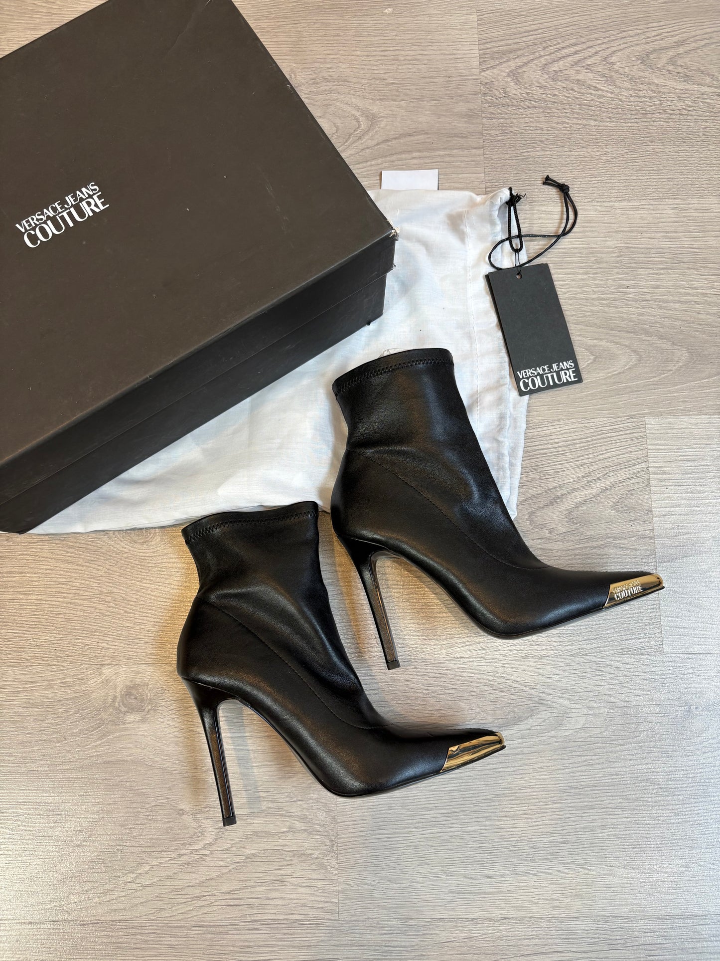 VERSACE JEANS COUTURE. Botines negros detalle dorado