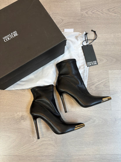 VERSACE JEANS COUTURE. Botines negros detalle dorado