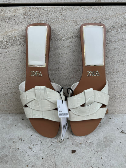 ZARA. Sandalia blanca plana T.39