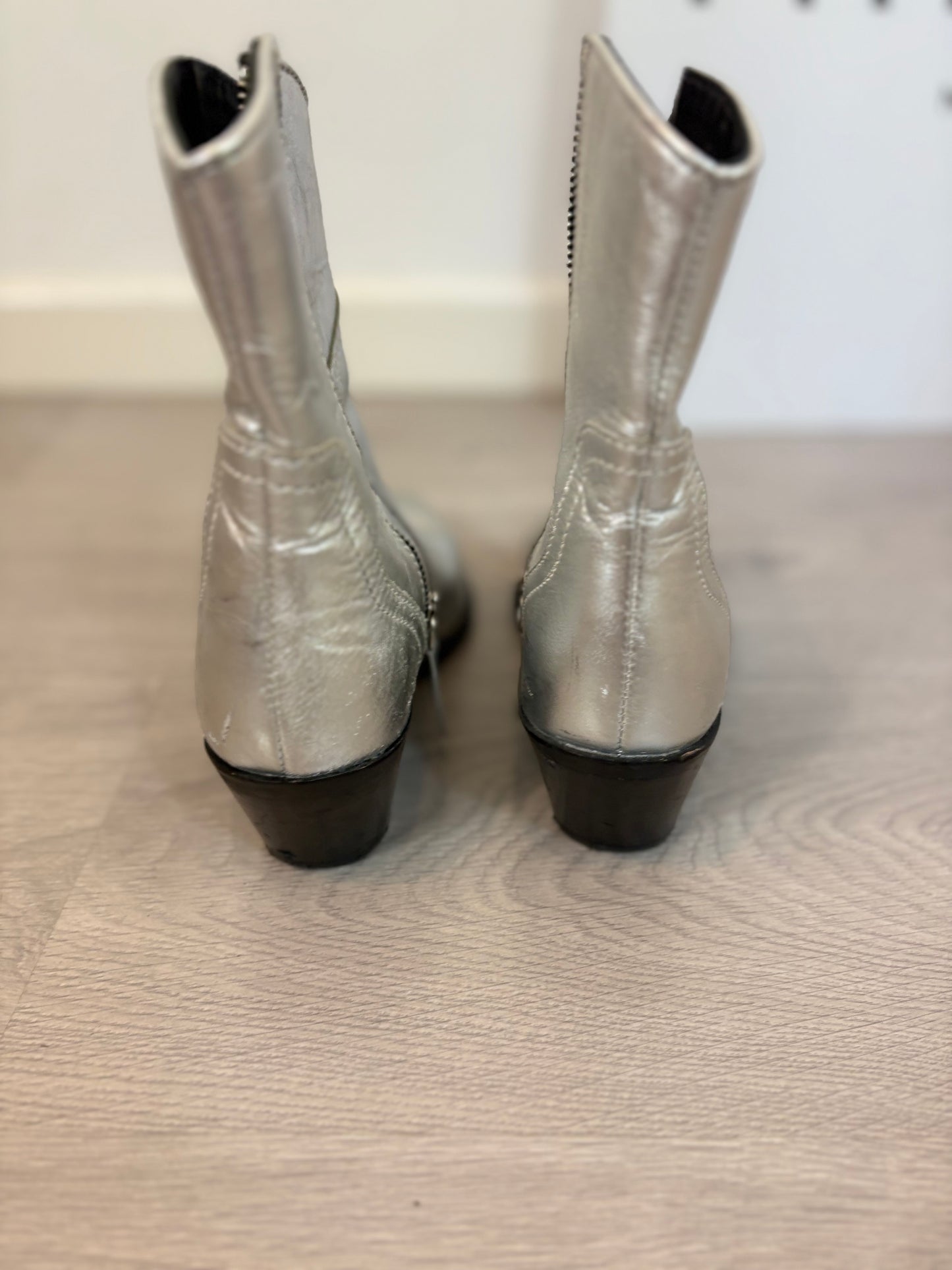 ZARA. Botines plateados cowboy. T 38