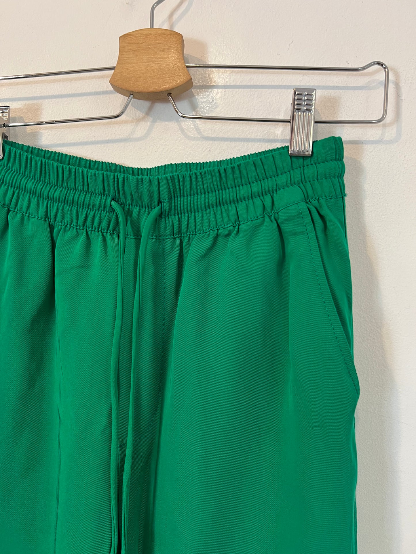 ZARA.pantalón verde fluido T.xs