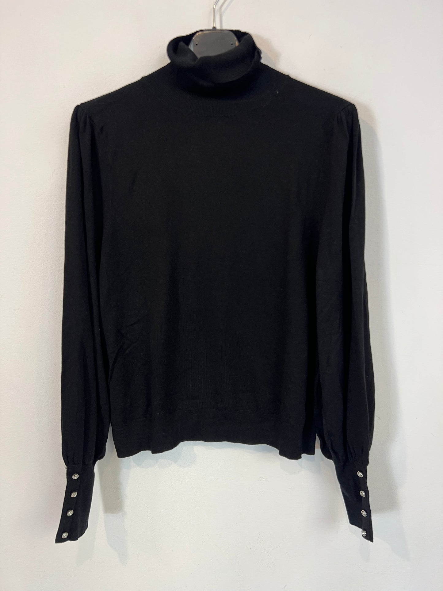 MANGO. Jersey negro cuello alto. T L (M)