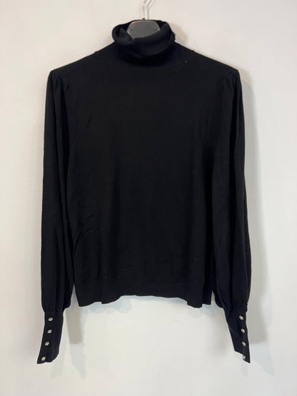 MANGO. Jersey negro cuello alto. T L (M)