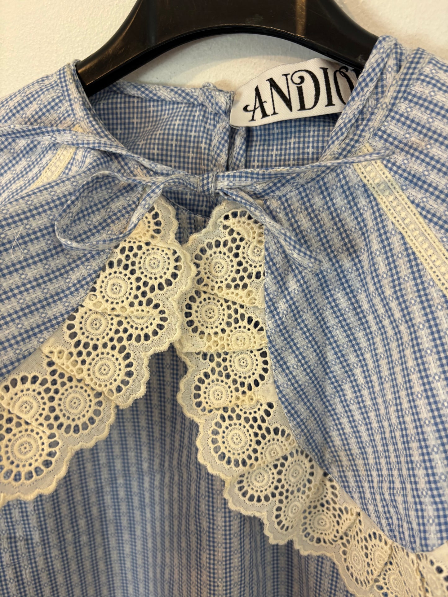 ANDION. Blusa azul detalle cuello