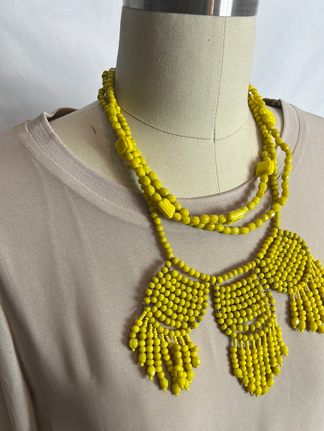 OTRAS. Collar cuentas amarillas