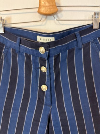 MASSCOB. Pantalón azul rayas detalle botones