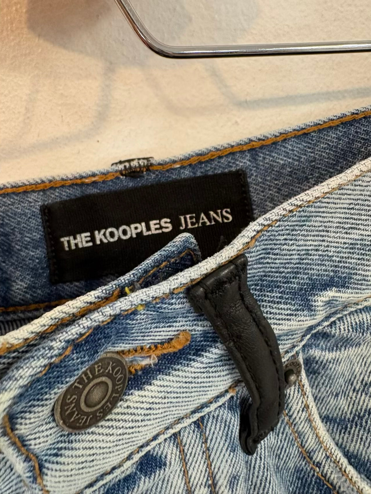 THE KOOPLES. Denim short abotonado detalle hebillas