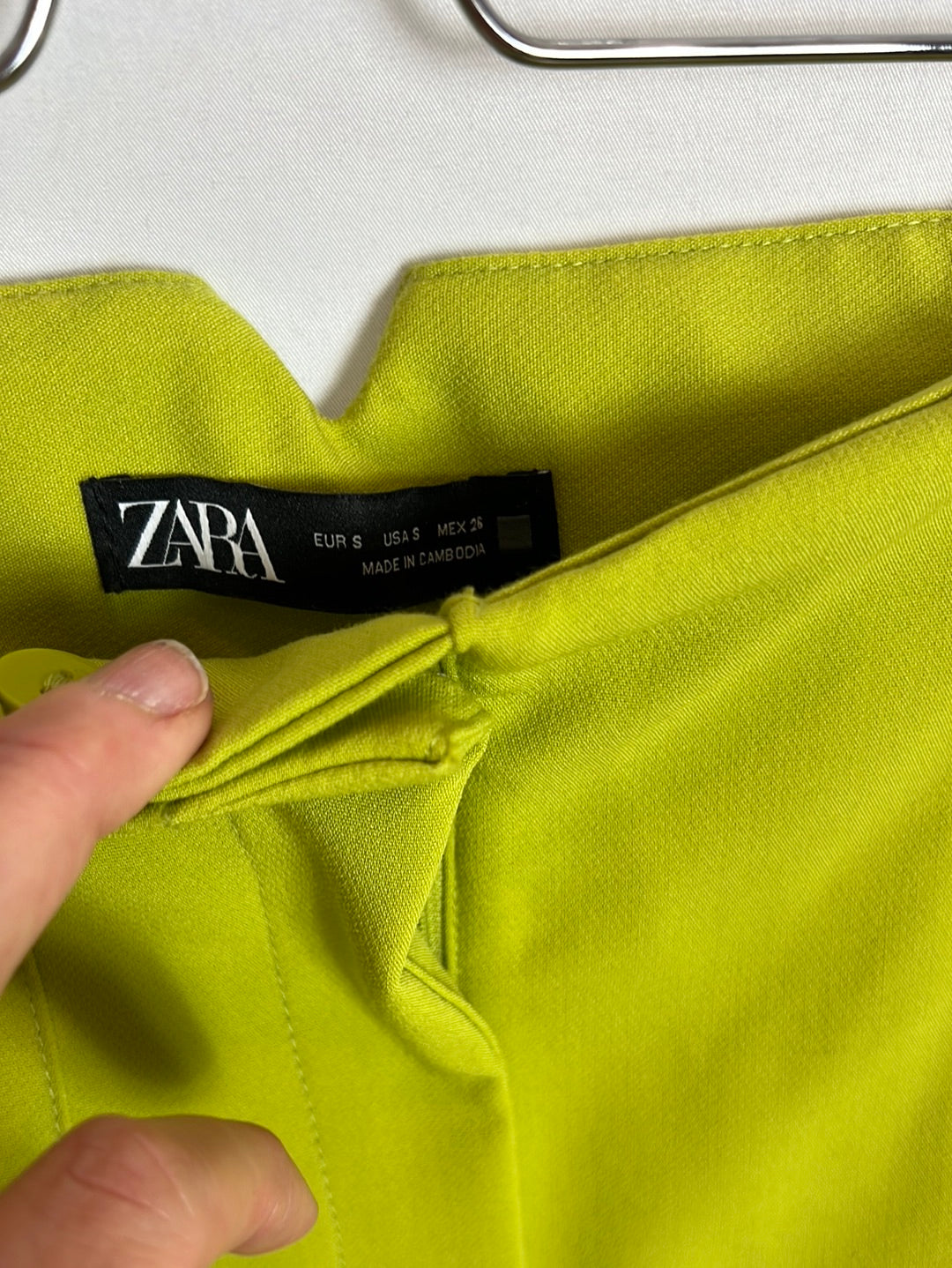 ZARA. Pantalón verde pistacho pinzas. T 36