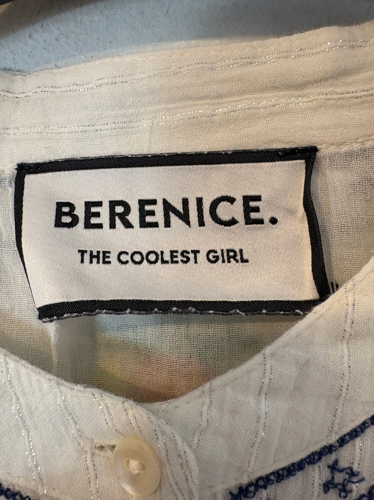 BERENICE. Blusa blanca bordados