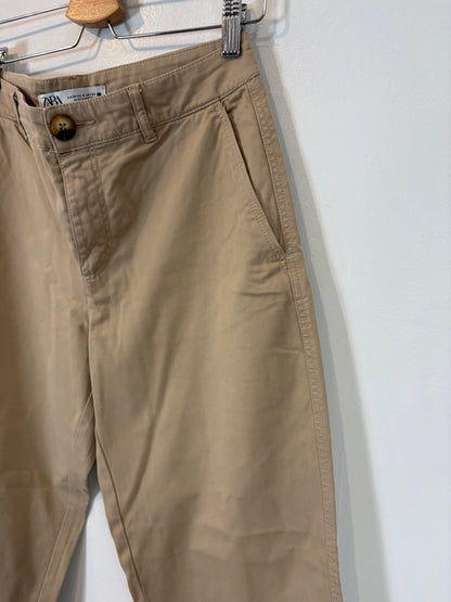 ZARA. Pantalón beige estilo chino