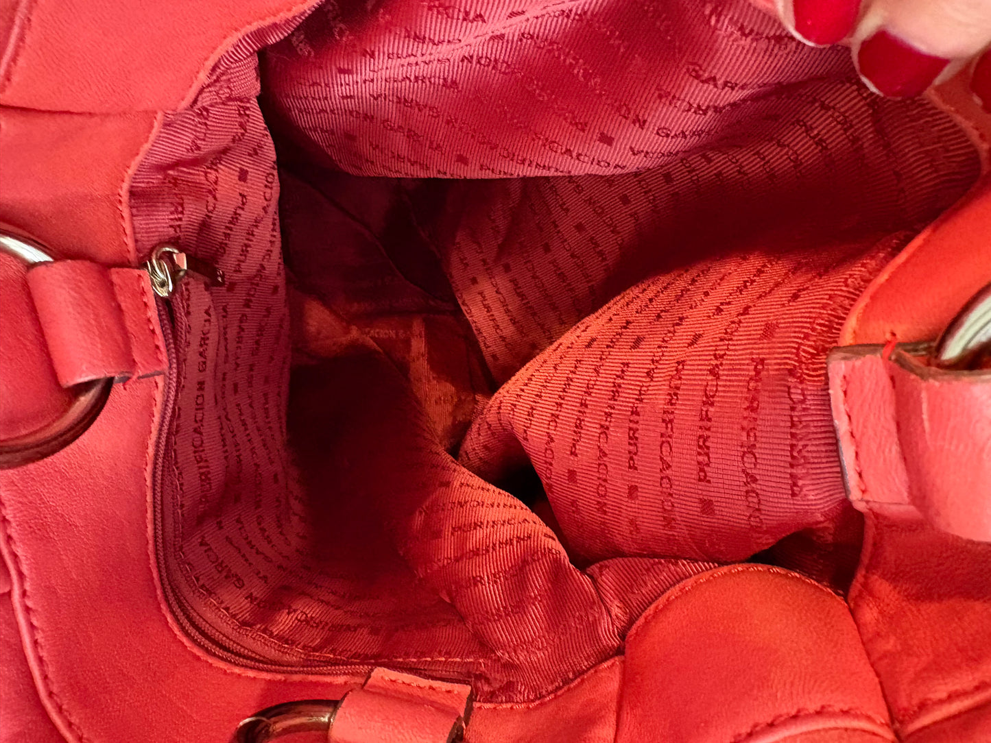 PURIFICACIÓN GARCIA. Bolso rojo piel doble asa