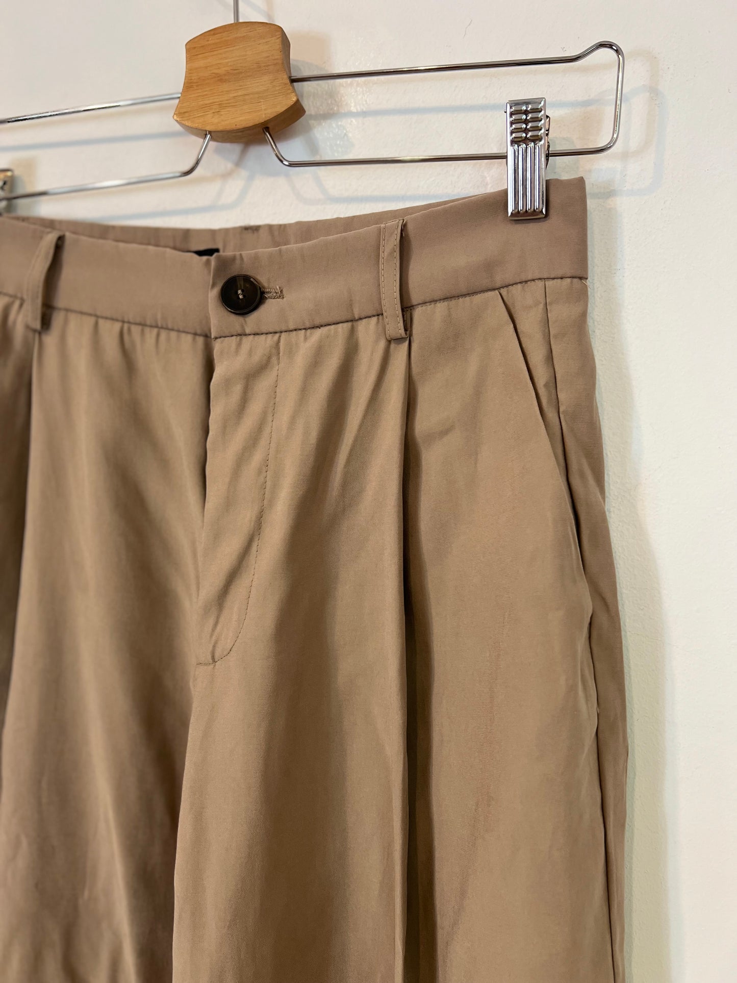 ZARA. Flowing beige pleated trousers S.xs