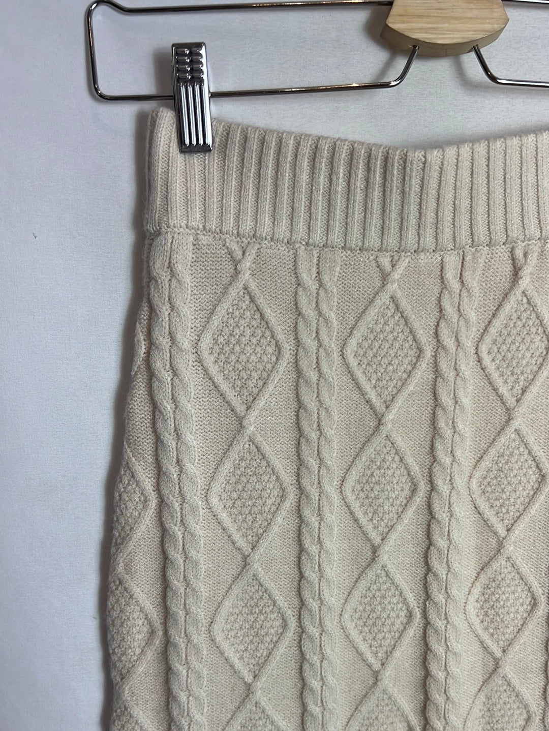 MANGO. Falda midi puenteo beige apertura. T XS