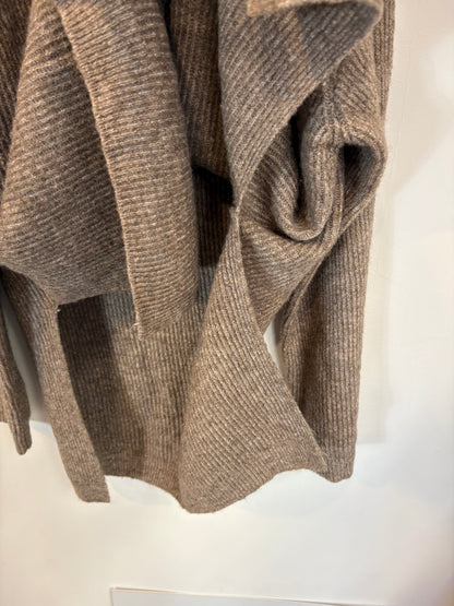 H&M. Cárdigan amplio marrón jaspeado