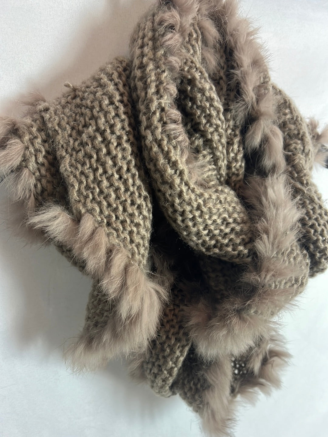 AÏTA. Cuello punto y pelo