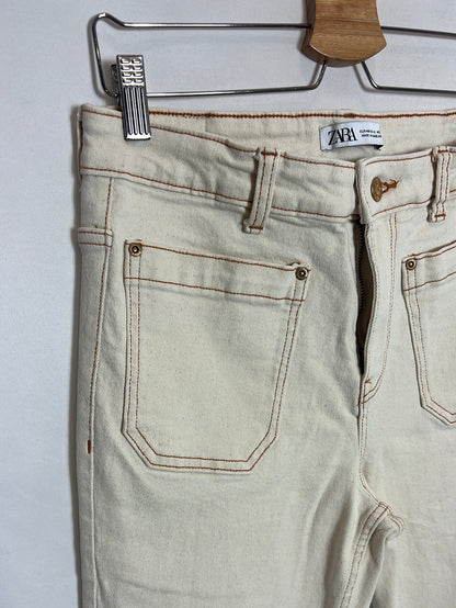 ZARA. Pantalón beige costura T.40