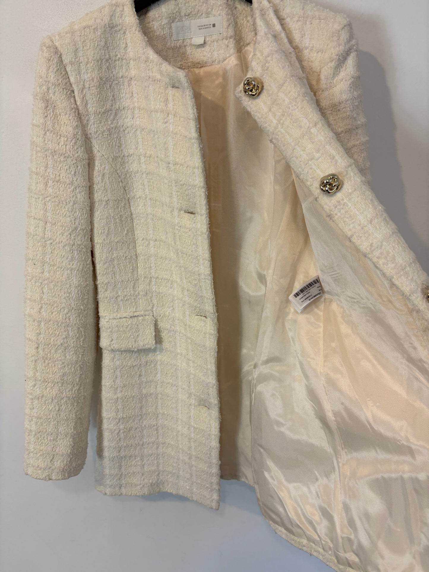 ZARA. Chaqueta tweed blanca