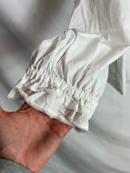 LLOYD’S. Blusa blanca volantes. T 42