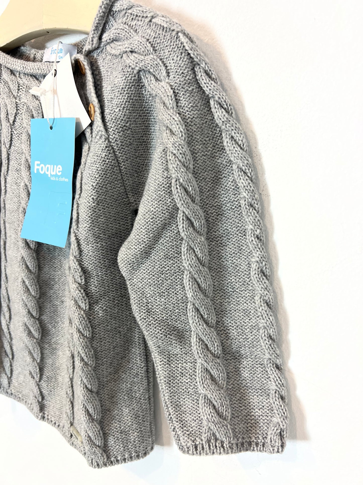 FOQUE. Jersey gris ochos. T 12 meses