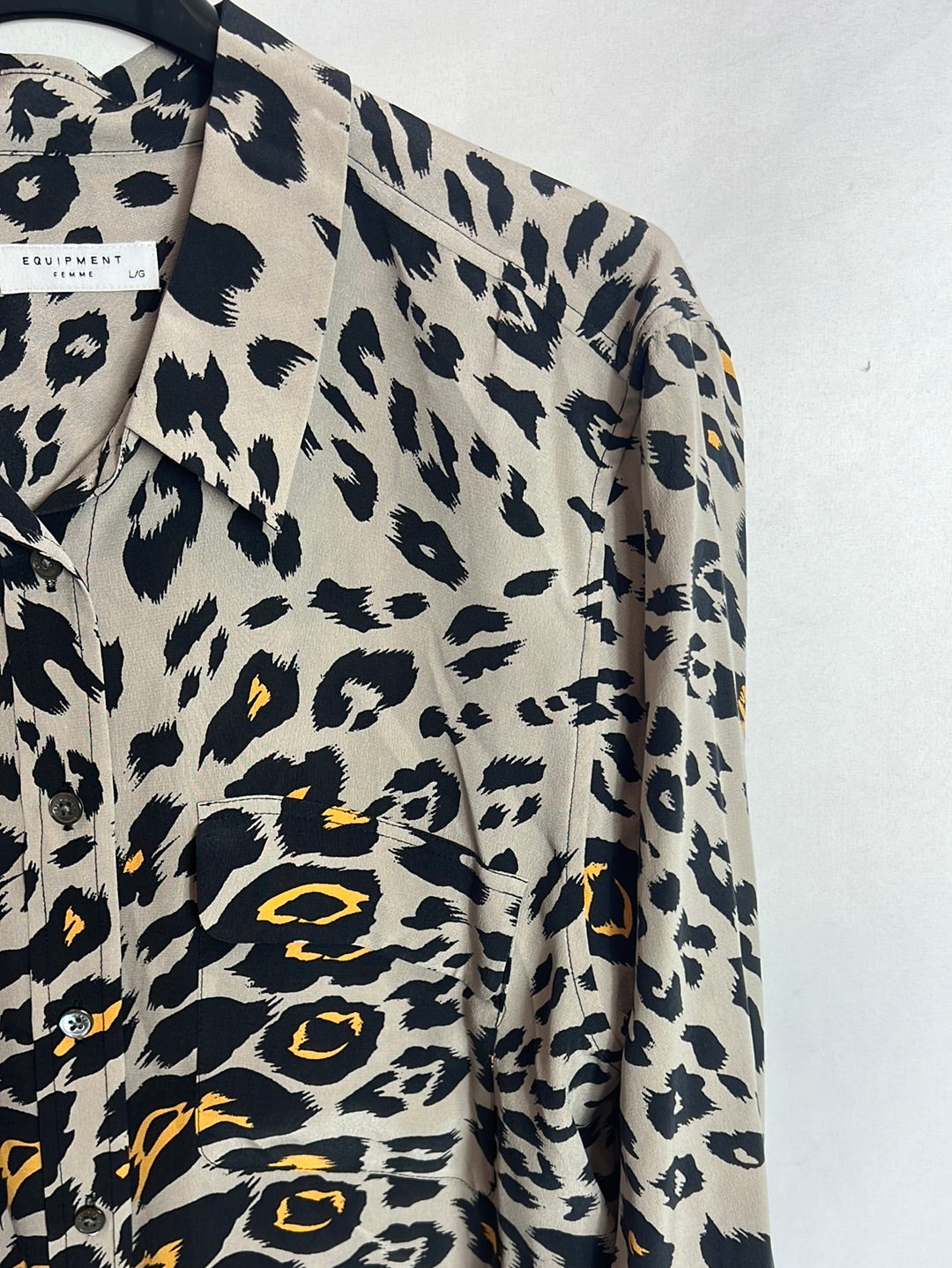 EQUIPMENT. Blusa seda animal print. T L