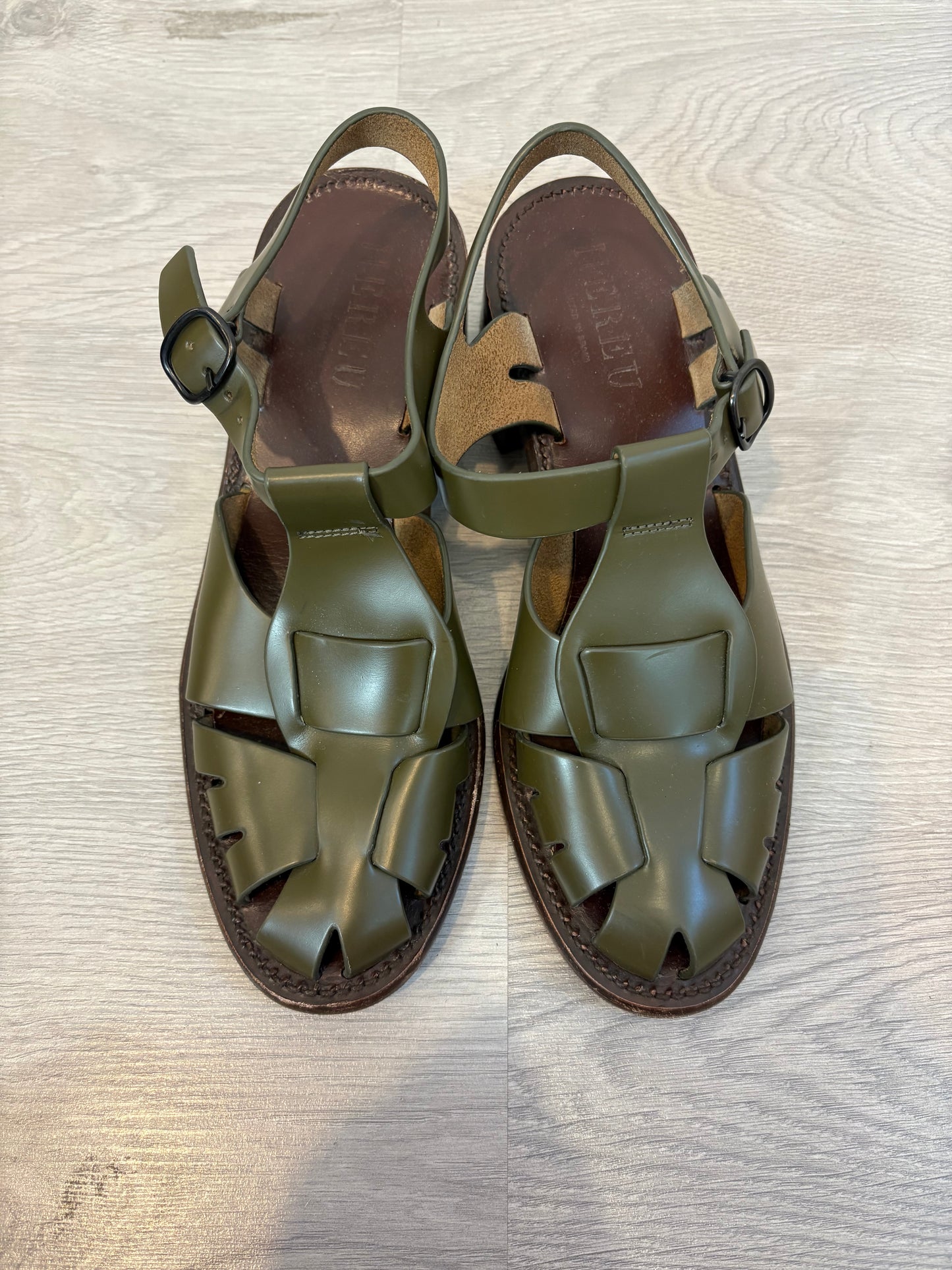 HEREU STUDIO. Sandalia piel destaponada verde. T 39