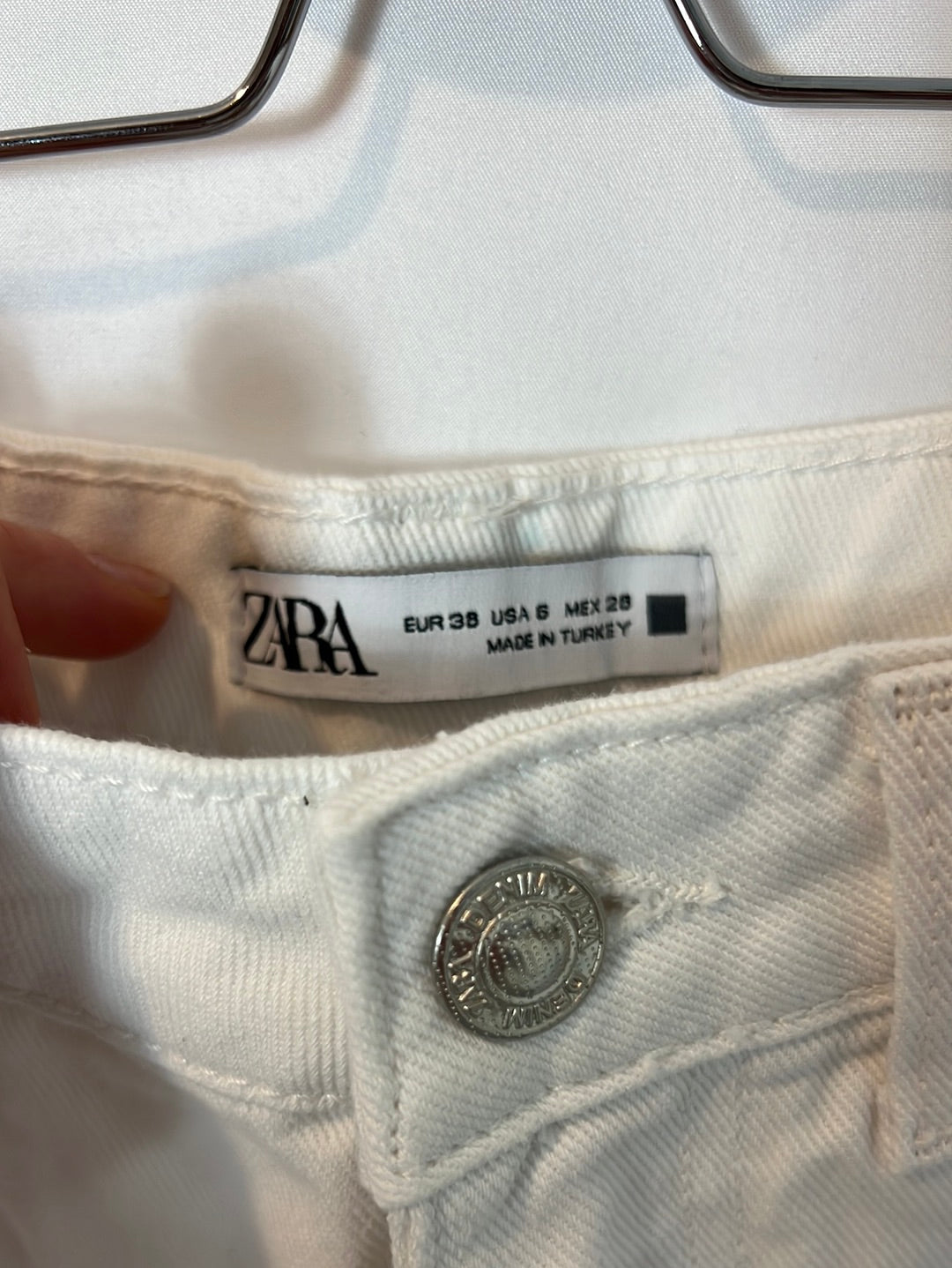ZARA. Bermuda denim blanca. T 38