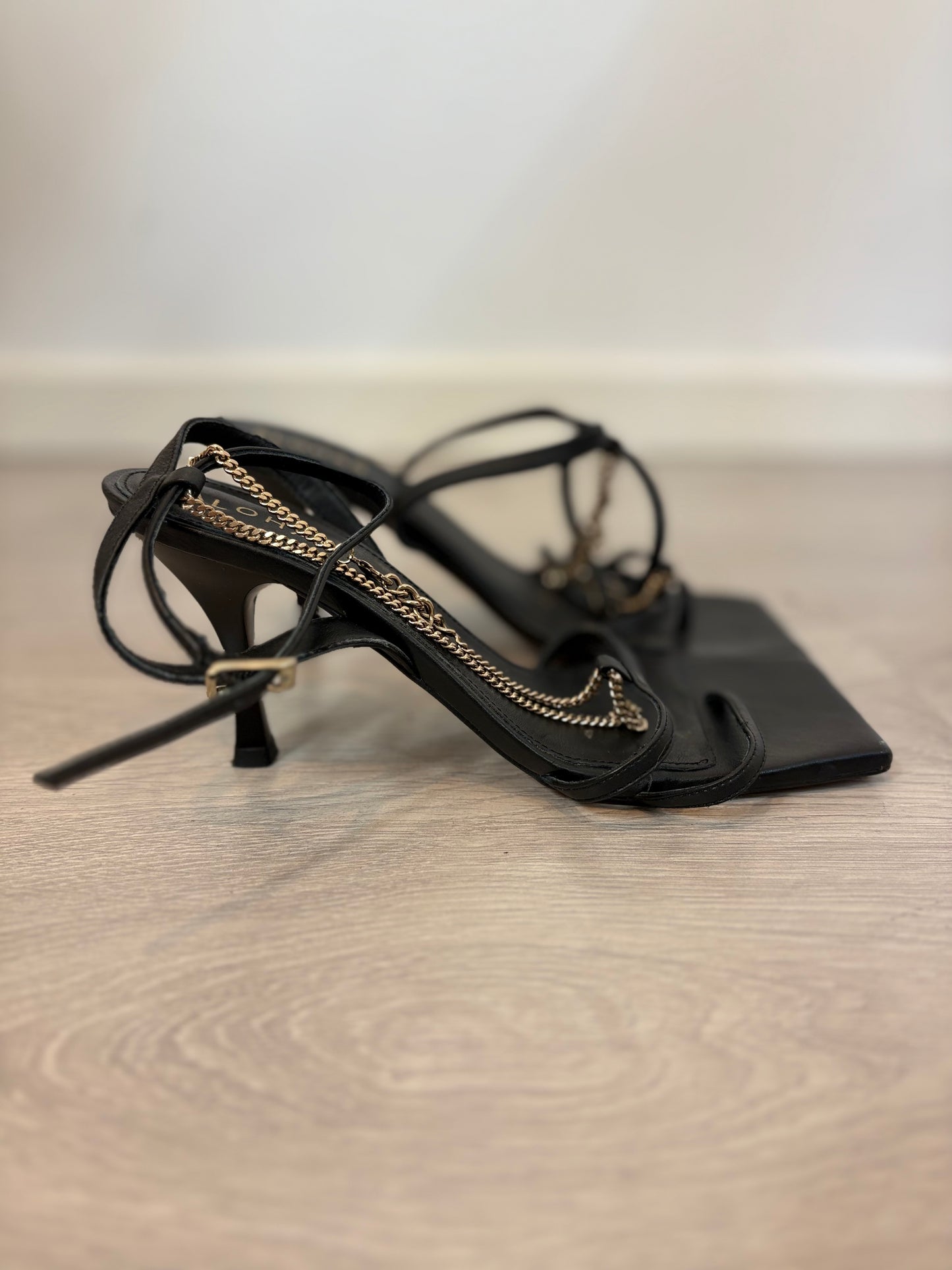 ALOHAS. Sandalia tiras piel y cadena dorada. T 38