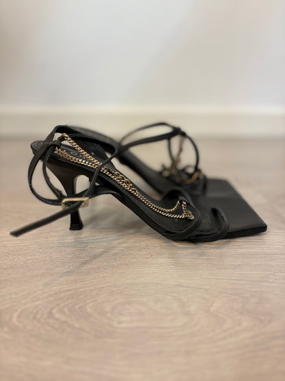 ALOHAS. Sandalia tiras piel y cadena dorada. T 38