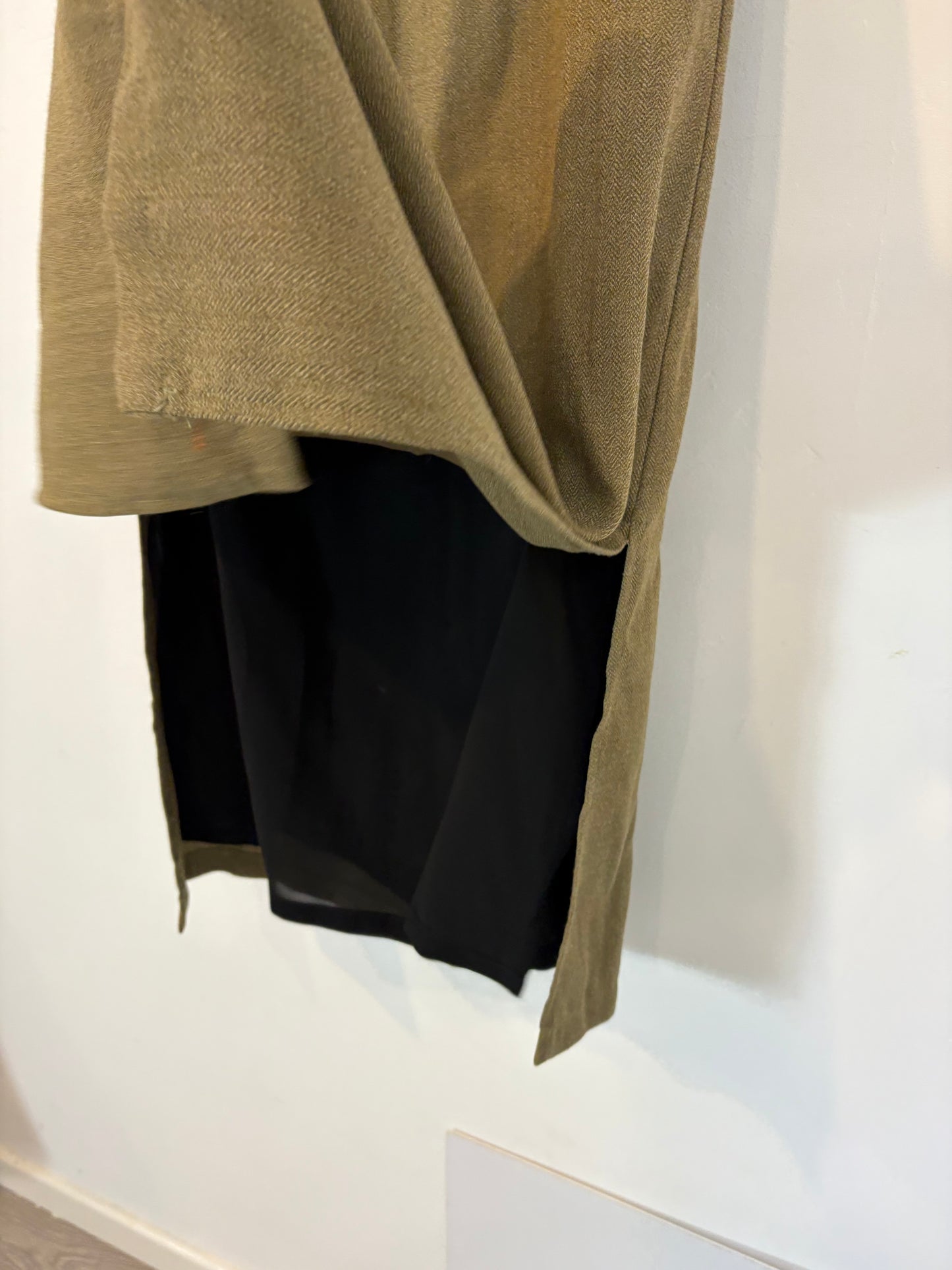 IPA Brand. Falda midi verde con lana aberturas