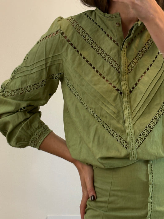 SÉZANE. Blusa verde detalles troquelado. T 38