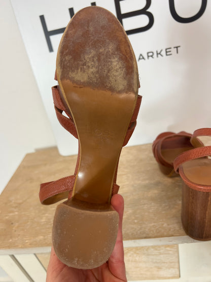 INTROPIA. Tile leather sandal size 38