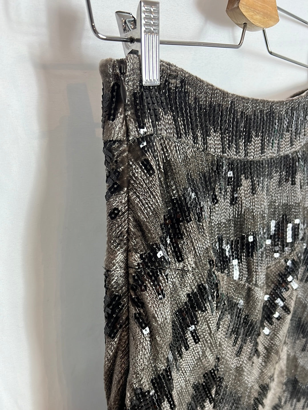 DIANE VON FURSTENBERG. Silk and sequin midi skirt. T 36