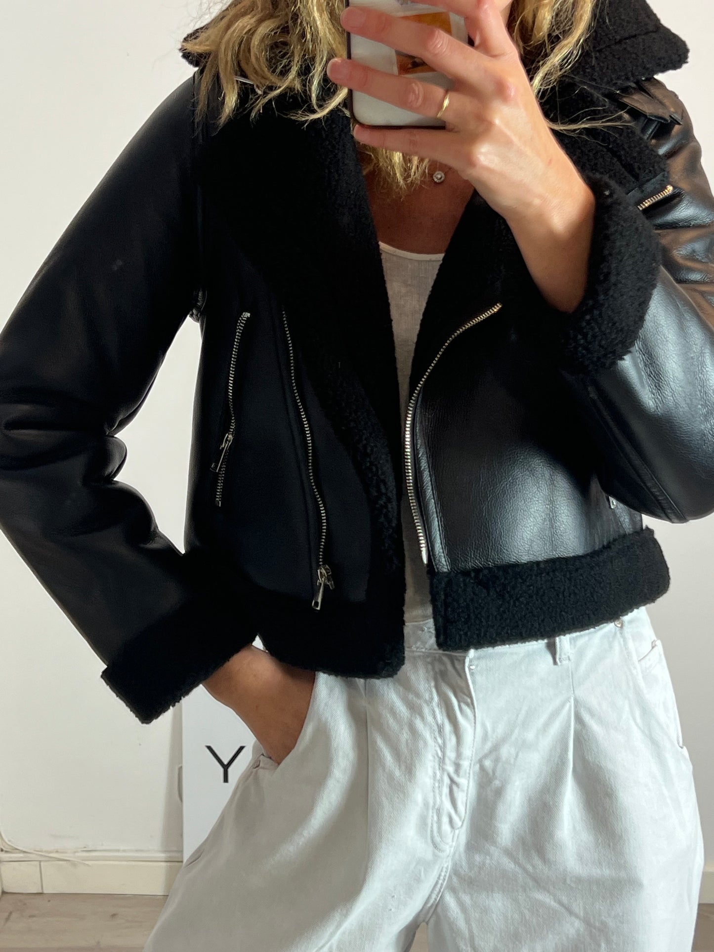 ZARA. Biker negra efecto piel con borrego. T S