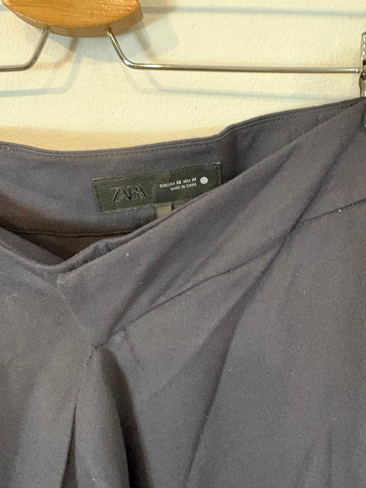 ZARA. Pantalón largo azul fluido efecto falda