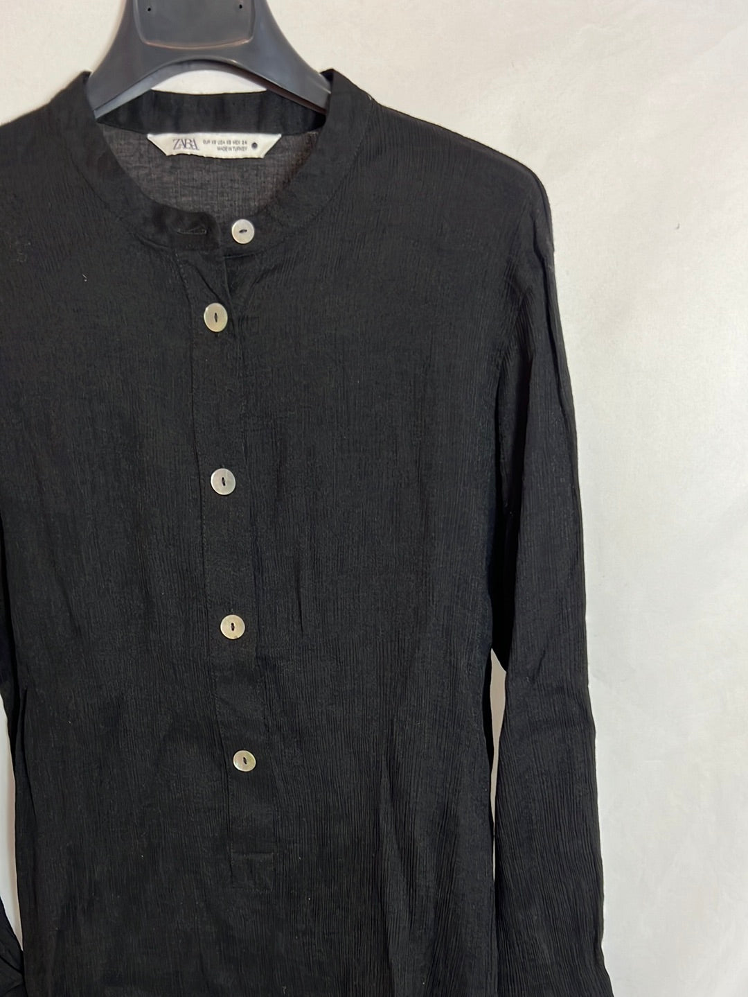 ZARA. Camisa negra tejido plisado  T.XS