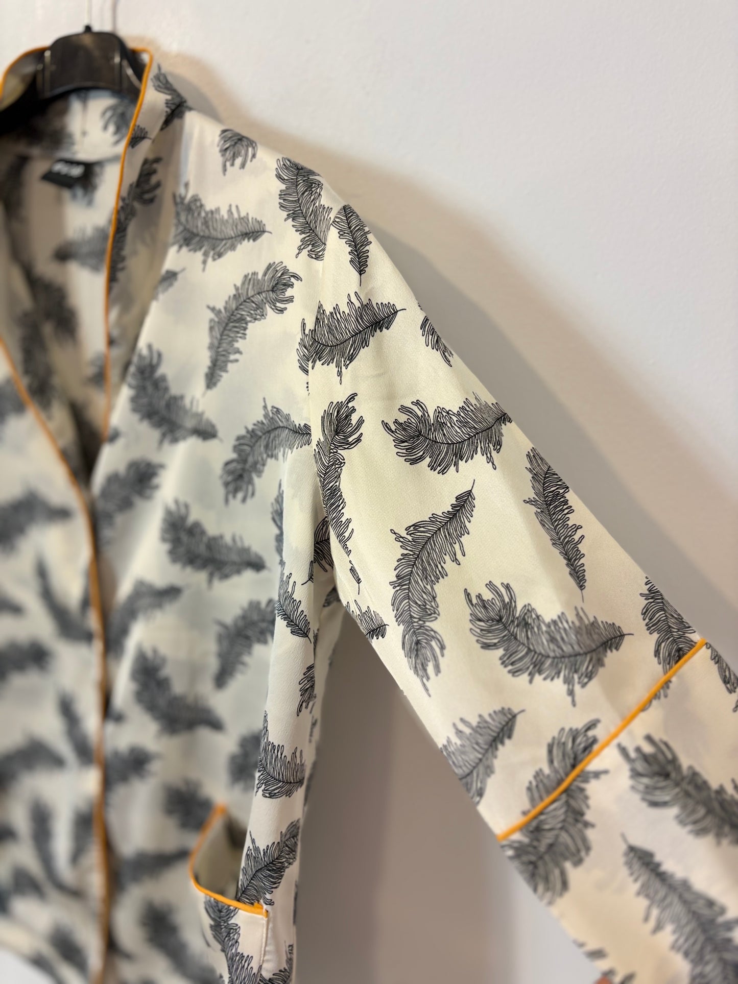 ERRE. Total look fluido estampado hojas