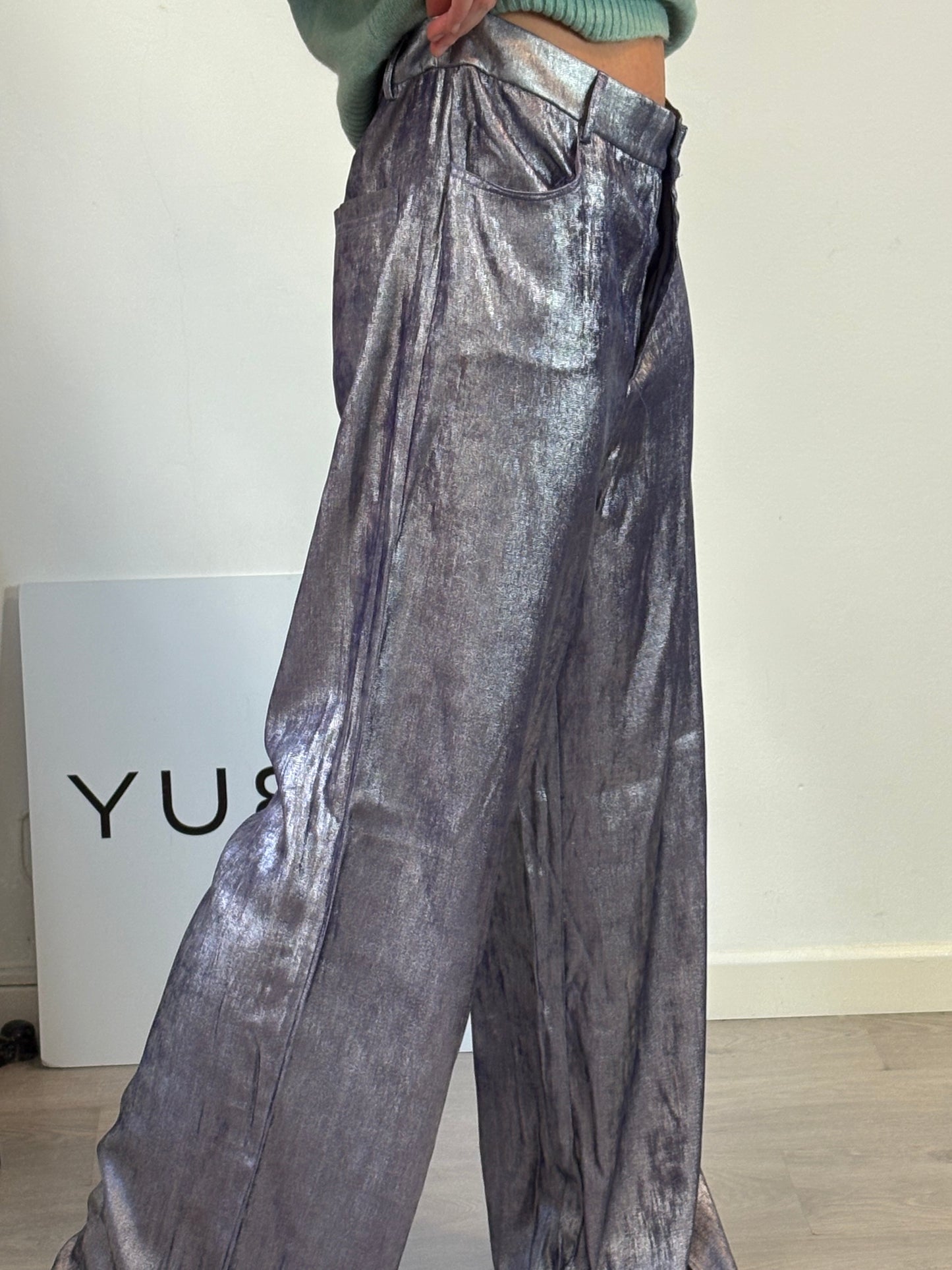 INTROPIA. Pantalón fluido brillo