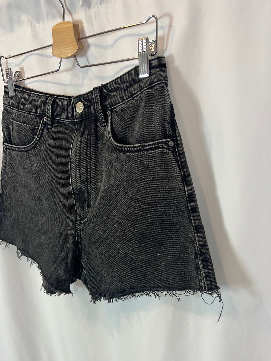 ZARA. Denim shorts gris oscuro. T 38
