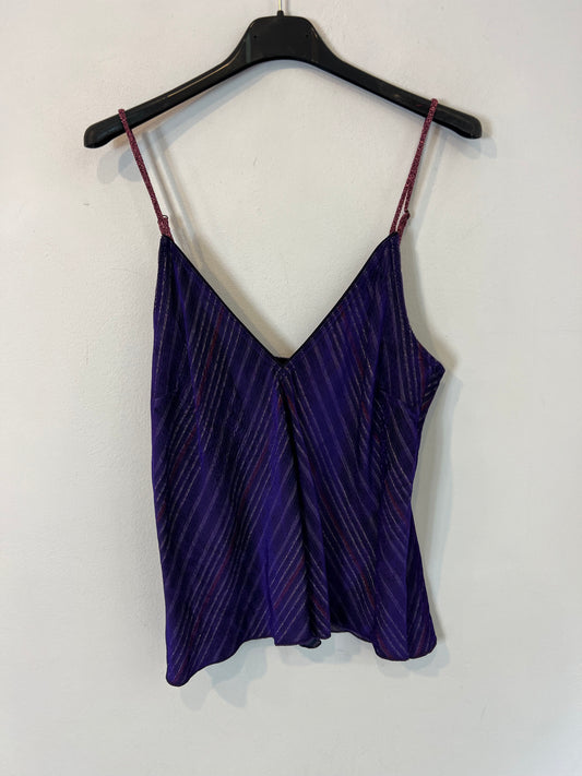 OTRAS. Top morado detalles Tu(s)