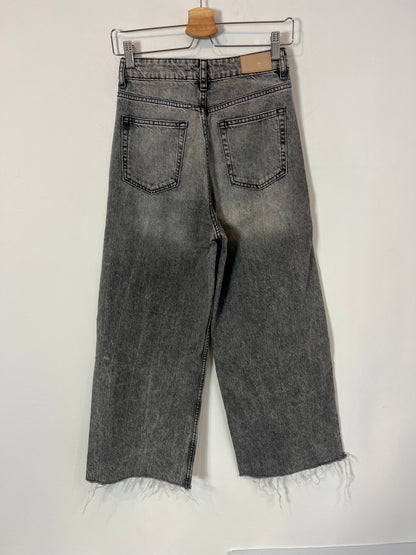 ZARA. Denim culotte gris efecto desgatado. T 34